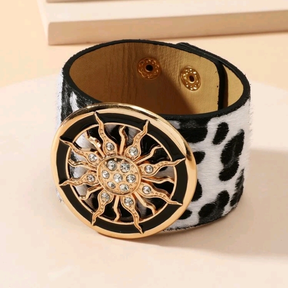 ▪️Cuff  Leopard Pattern bracelet - Picture 2 of 4